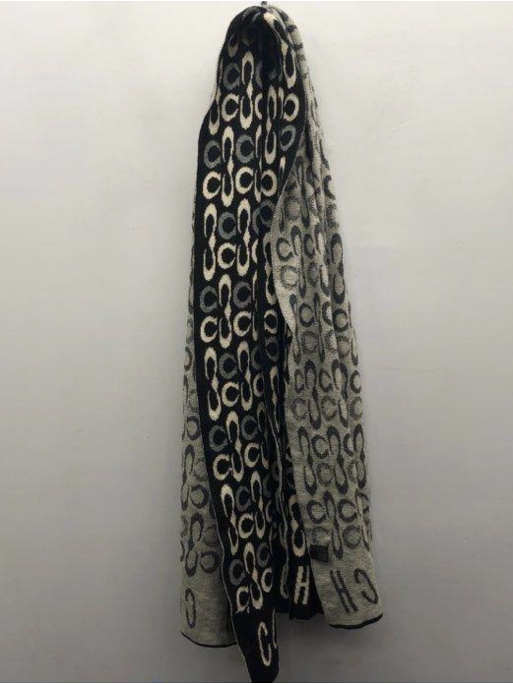 Coach Double-Sided Signature 'C' Scarf in Black & Cream